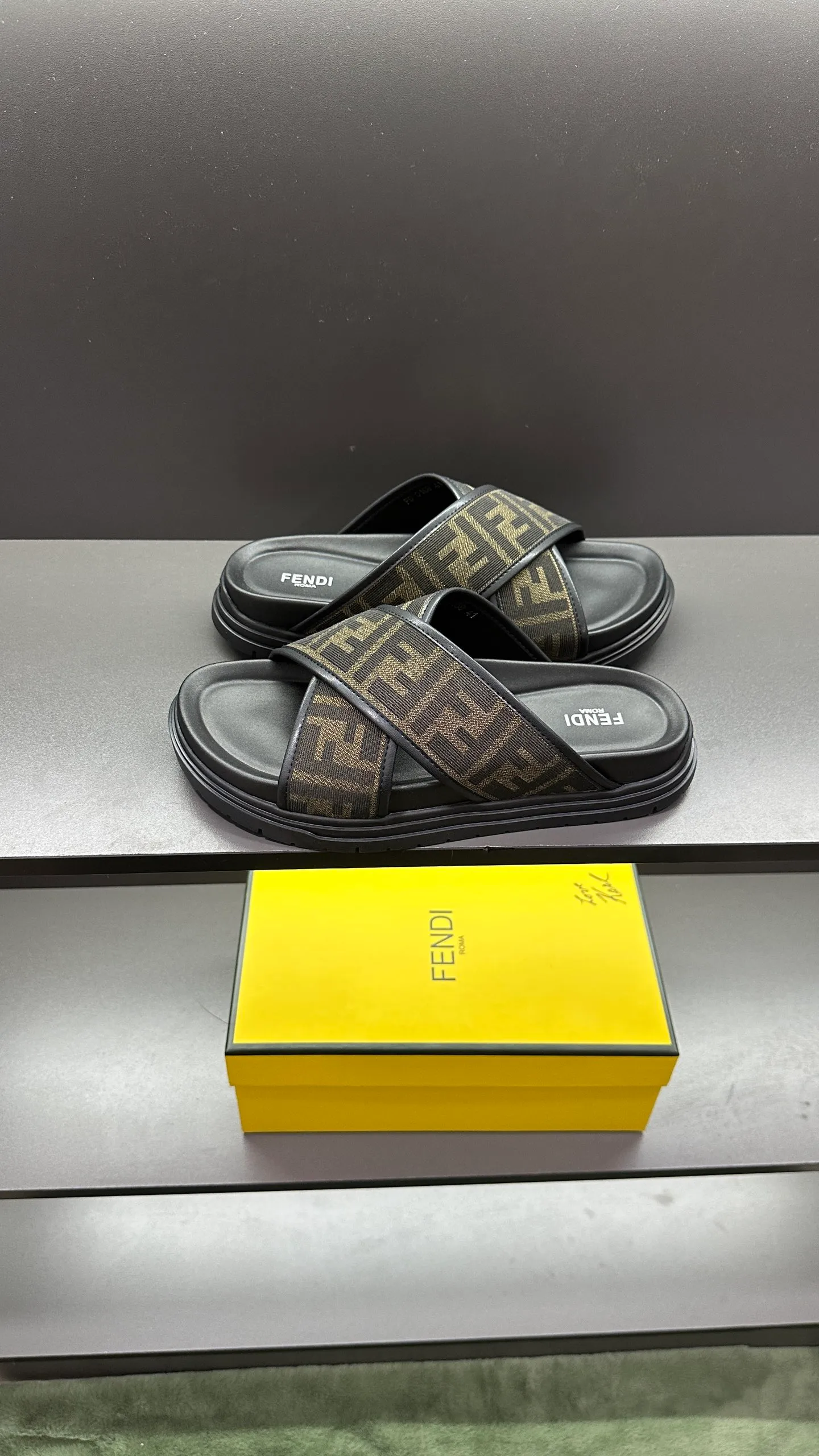 P300 [Fendi Slippers] High-end men's shoes brand, official website 1:1 latest masterpiece: original mold customization, fabrics made of imported original materials, upgraded outsole, lighter and non-slip. The market's top quality, simple yet tasteful, a must-have for fashionistas, fashionable at your feet, full of confidence, the same style at the counter 👍The season of summer slippers is here. Code: 38-45, 46 order